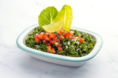 Geleneksel Arap Salatası Tabbouleh mermer zemin üzerinde izole