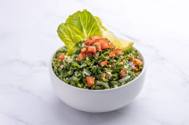 Geleneksel Arap Salatası Tabbouleh mermer zemin üzerinde izole