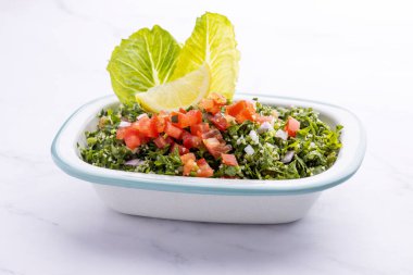 Geleneksel Arap Salatası Tabbouleh mermer zemin üzerinde izole