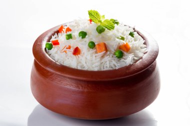 Beyaz arka planda vejetaryen Basmati Rice