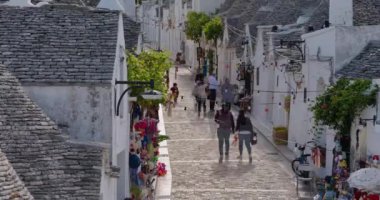 10 / 18 / 2020 AlberobelloKarakteristik Puglia.Pazar günü Alberobello 'da kilit altına alındı. Maskeli turistler sokaklarda dolaşıyorlar..