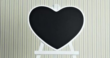  Pizzayı, kalp şeklinde tahtaları, hareketi severim. Tahtada romantik bir ithaf.