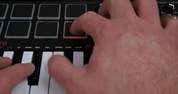 Timelapse Músico Toca Teclado Usando Teclado Mudo Instrumentos Controles Pads — Vídeo de Stock