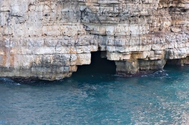 Polignano bir kısrak, Puglia 'da güzel bir İtalyan turizm merkezi. Denize bakan kayalık kıyıların ayrıntıları.