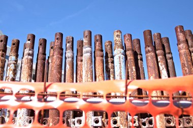 İnşaat alanındaki paslı yapı iskelesi.