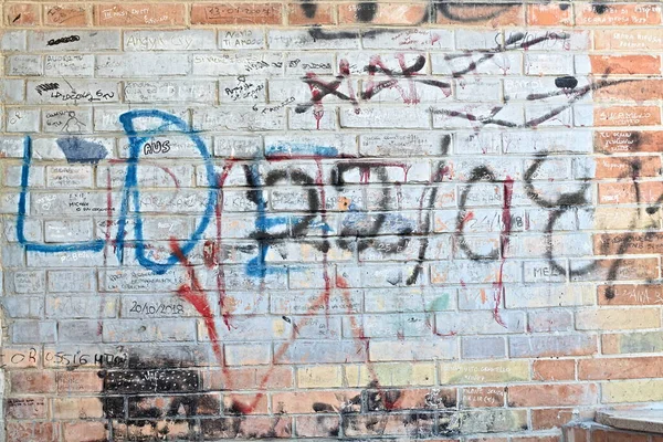 Красочная Кирпичная Стена Надписью Баллончике — стоковое фото