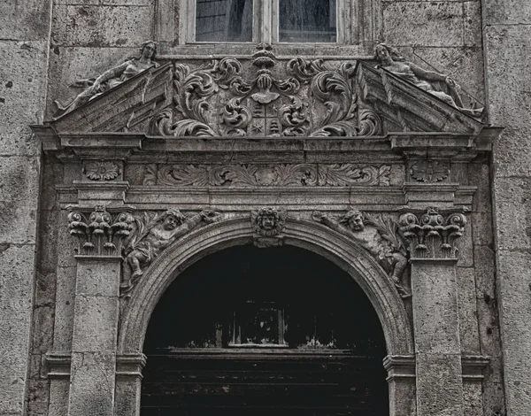 Portal mit dem Wappen — Stockfoto