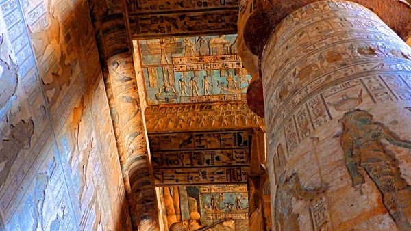 Διακόσμηση Τοίχων Και Κιόνων Στο Ναό Της Θεάς Hathor Στην — Φωτογραφία Αρχείου