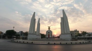 Şafakta Bangkok 'ta Demokrasi Anıtı