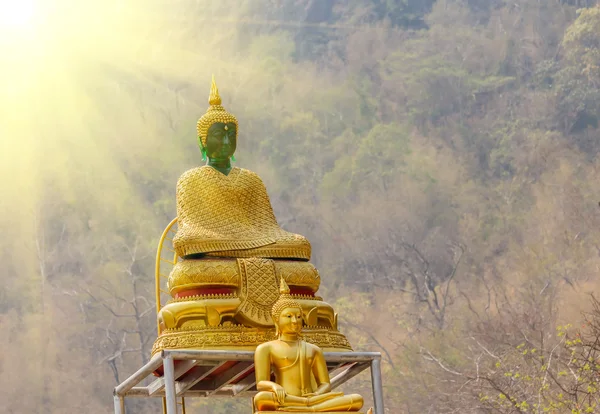 Grande statue de bouddha au coucher du soleil thailand — Photo