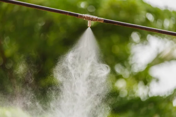 Wasser sprühen durch Hochdruckrohr — Stockfoto