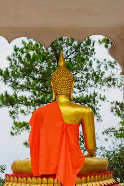 Detrás de la estatua de Buda en el Parque Nacional Phu Rua, Tailandia . — Foto de Stock