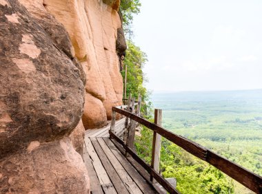 Kumtaşı Dağları üzerinde ahşap yürüme yolu