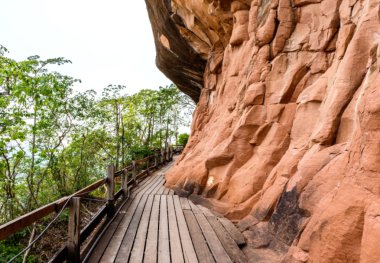 Kumtaşı Dağları üzerinde ahşap yürüme yolu