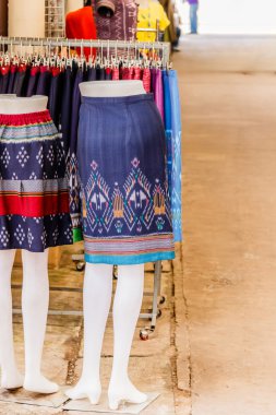 Mankenler üzerinde Tay elbiseler 