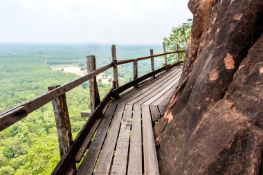 Kumtaşı Dağları üzerinde ahşap yürüme yolu