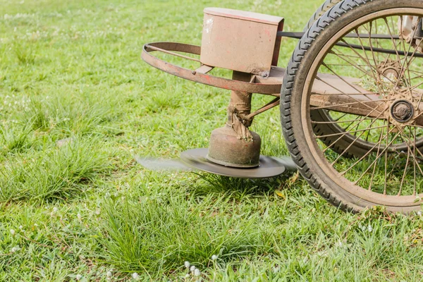 오래 된 잔디 깍는 기계 — 스톡 사진