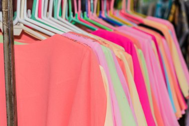 Ray üzerinde Tay elbiseler