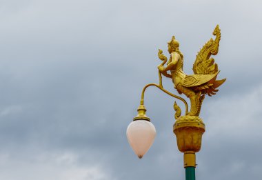 Sokak lambaları ile yerli Tay sanatının altın heykel 