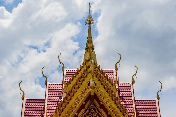 Toit du temple avec contre ciel bleu . — Photo