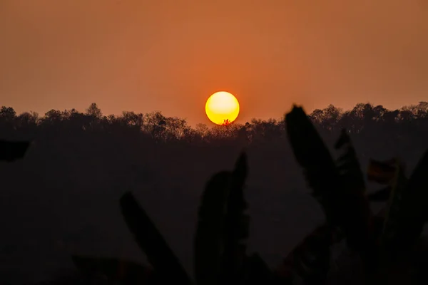 Солнце Встает Утром Над Горами Таиланде — стоковое фото