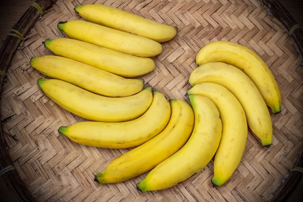 Ripe bananas on a bamboo tray — Stock Photo, Image