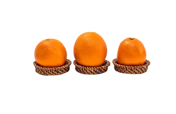 대나무 쟁반 cl와 흰색 배경에 고립에 오렌지 과일 — 스톡 사진