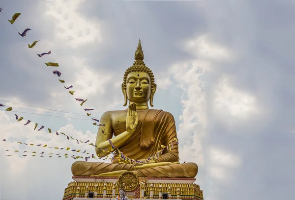 Grande estátua de Buda de Ouro no templo da Tailândia — Fotografia de Stock