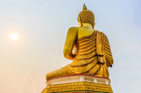 Groot Golden Buddha standbeeld in Thailand tempel — Stockfoto