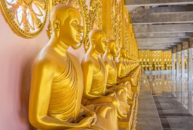 Altın keşiş heykeller