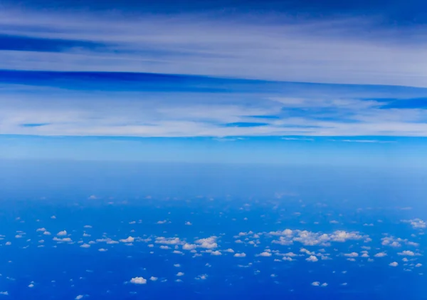 Μπλε ουρανός και σύννεφα κοιτάζοντας από το αεροπλάνο — Φωτογραφία Αρχείου