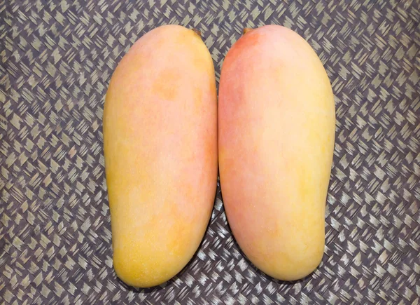 Reife Mango in Bambusschale — Stockfoto