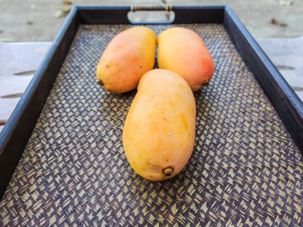 Ripe mango in Bamboo tray — Stock Photo, Image