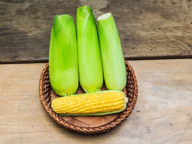 ahşap masa üzerinde taze Mısır