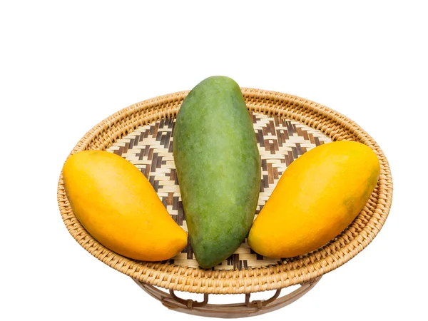 Ripe and raw mango in Bamboo tray — Φωτογραφία Αρχείου