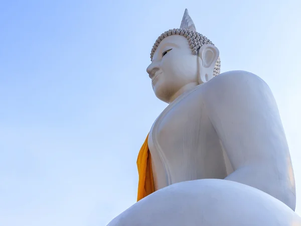 Estátua de Buda branco — Fotografia de Stock