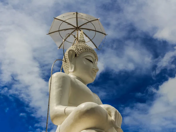 Estátua de Big White buddha no templo de Tailândia — Fotografia de Stock