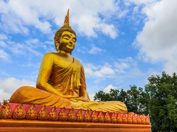 Estátua de Buda de ouro no templo Tailândia — Fotografia de Stock