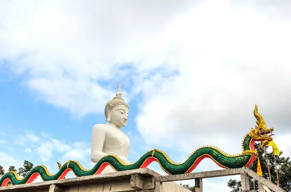 Weiße Buddha-Statue im thailändischen Tempel — Stockfoto