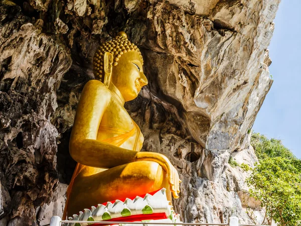 Goldener Buddhist in wilder Höhle lizenzfreie Stockbilder