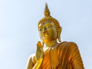 Tayland tapınağındaki büyük altın Buda heykeli