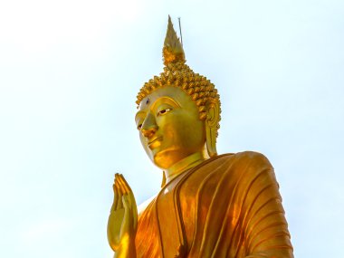 Tayland tapınağındaki büyük altın Buda heykeli