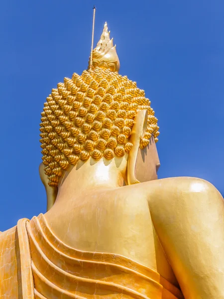 Grande estátua de Buda de Ouro no templo da Tailândia — Fotografia de Stock