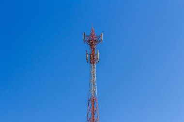 Anten Tekrarlayıcı kule mavi gökyüzü kadar kapatın