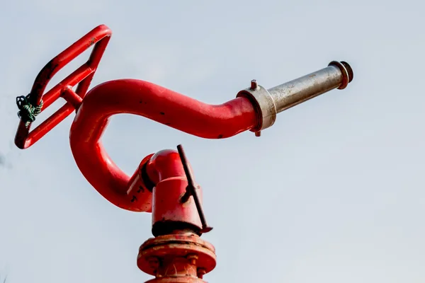 Alte Hochdruck-Wasserdüse auf einem Feuerwehrauto. — Stockfoto