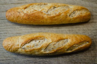 Meşe kesme tahtasında taze ekmek.