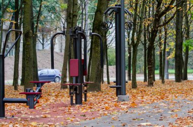 Covid salgını sırasında açık hava spor salonu boş.