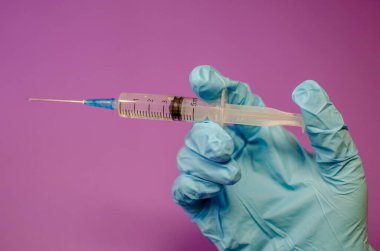 Elindeki şırınga, aşı, covid, virüs aşısı geliştirme, uyuşturucu üretimi, aşı