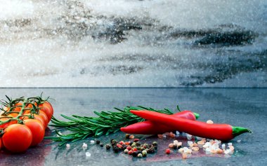 Boş tahtası, kiraz domatesleri, biberiye, kaba Himalaya tuzu ve biberi olan taştan yiyecek arka planı. Metin veya üretim için boş alan. jpg