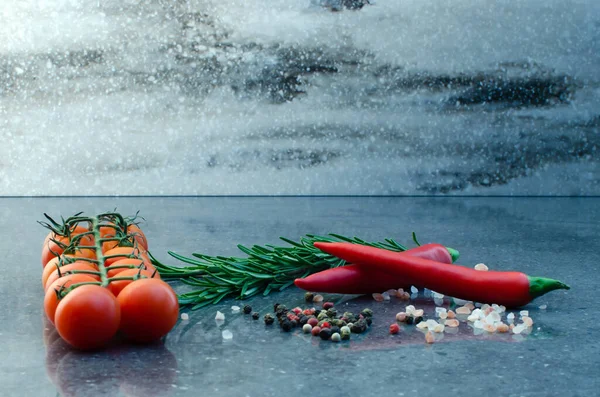 Fond Alimentaire Sombre Avec Planche Vide Tomates Cerises Romarin Gros — Photo